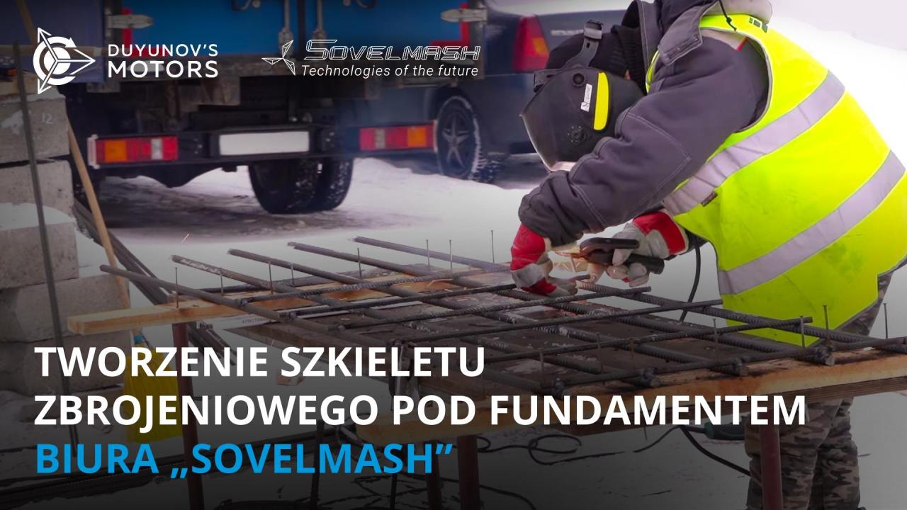 Aktualności z placu budowy biura „SovElmash”: tworzenie szkieletu zbrojeniowego pod fundamentem