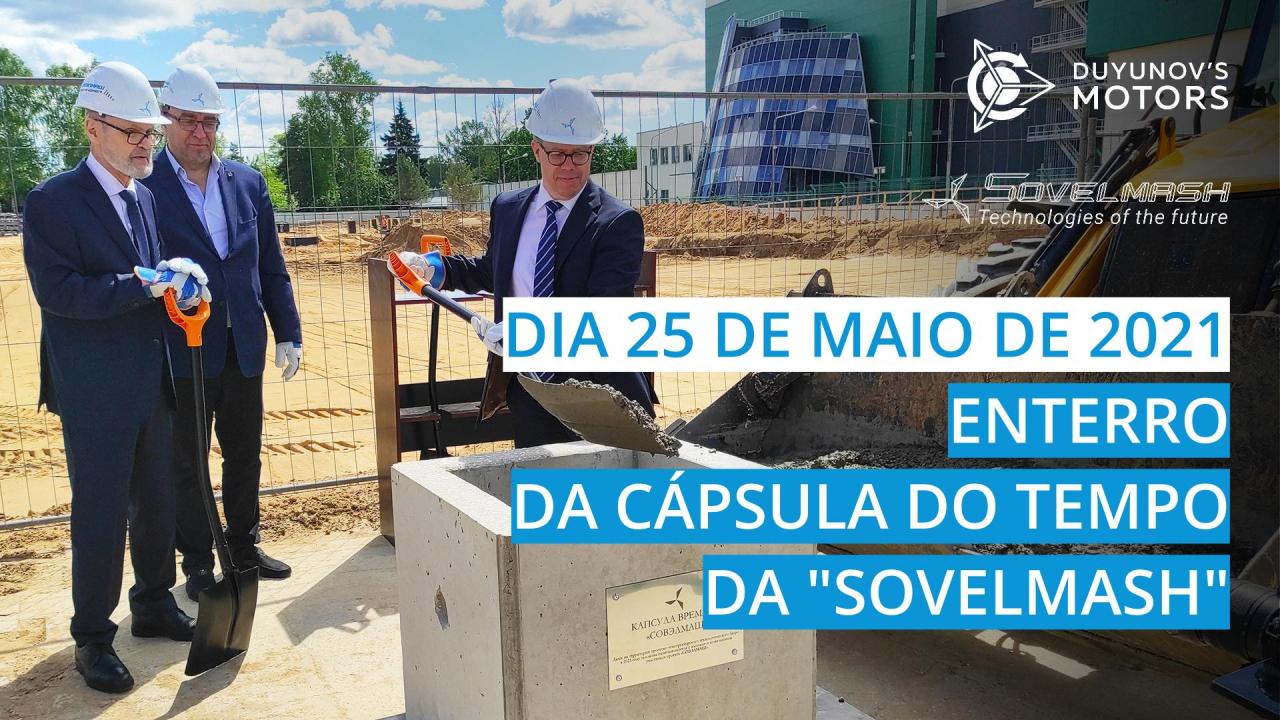 O tão aguardado evento: o enterro da cápsula do tempo da "Sovelmash"