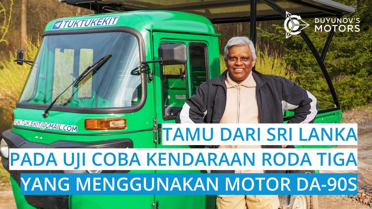 Seorang tamu dari Sri Lanka pada uji coba kendaraan roda tiga yang menggunakan motor DA-90S